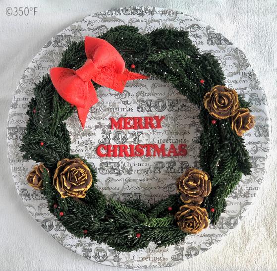 a festive Christmas wreath created with cupcakes as the base