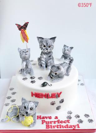 cat figurines adorn this birthday cake