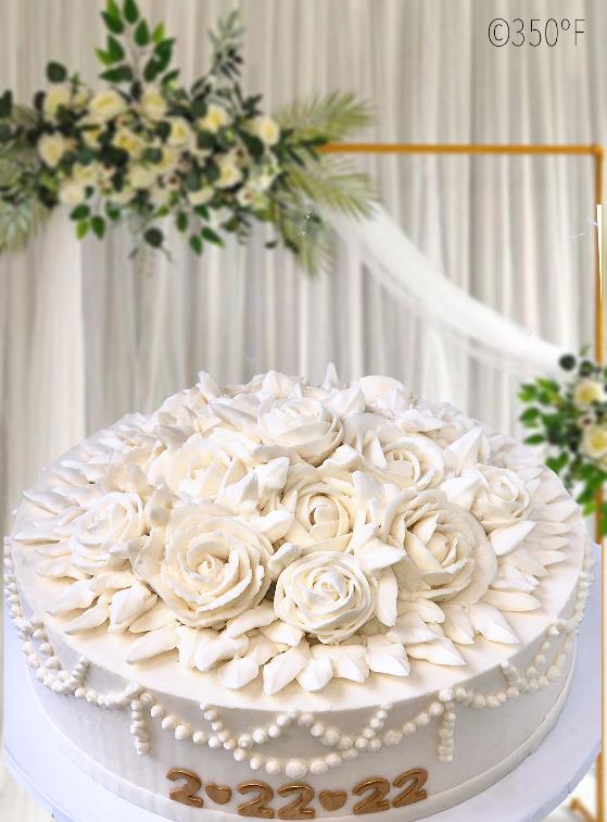 white and gold wedding cake